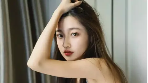 大量私生高铁站围堵男星